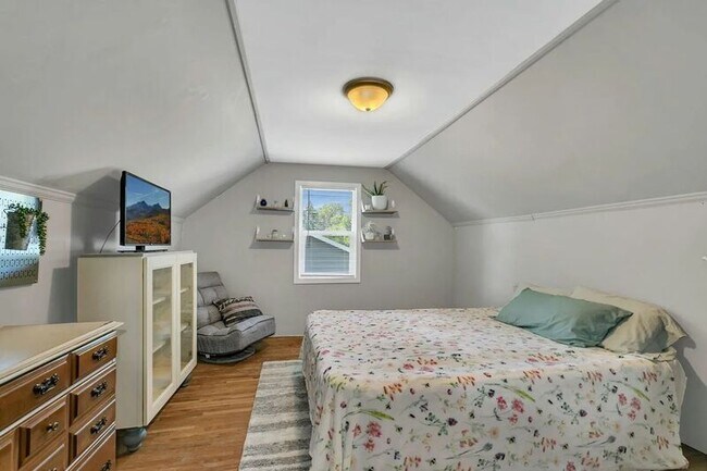 Building Photo - 401 7th Ave S