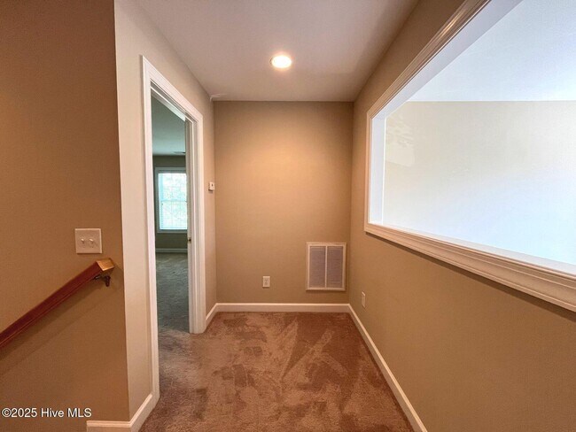 Building Photo - 150 Starland Ln