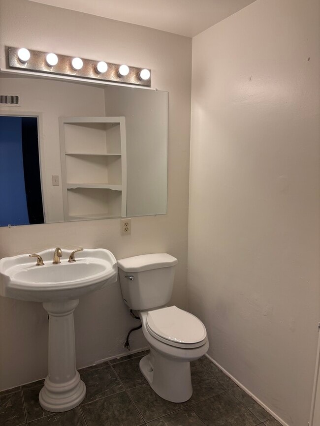 Building Photo - Pet-Friendly Spacious 4-Bedroom Condo in G...