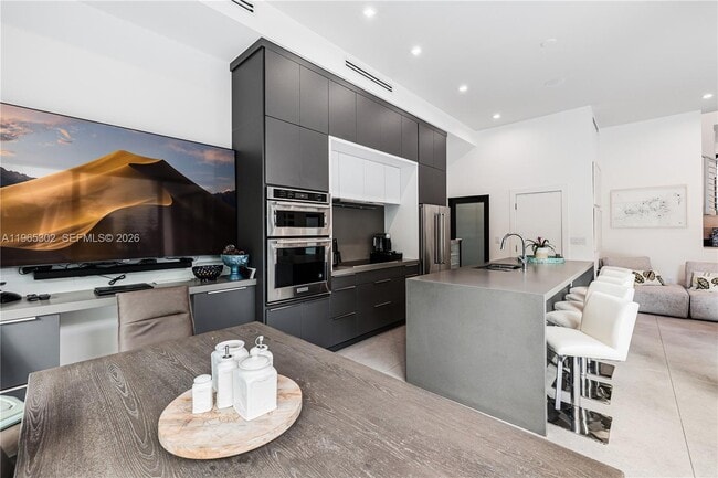 Building Photo - 640 Fernwood Rd