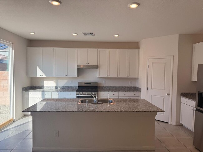 Building Photo - Gorgeous 5 Bedroom Home in Gated Community