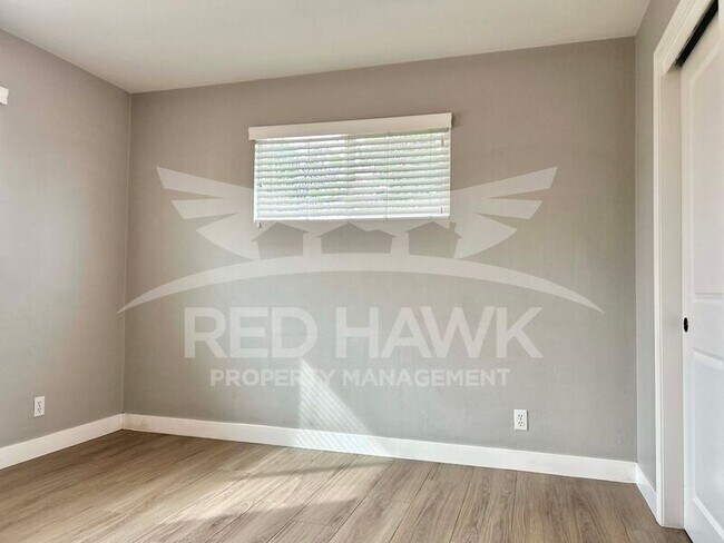 Building Photo - 909 W 17th Pl