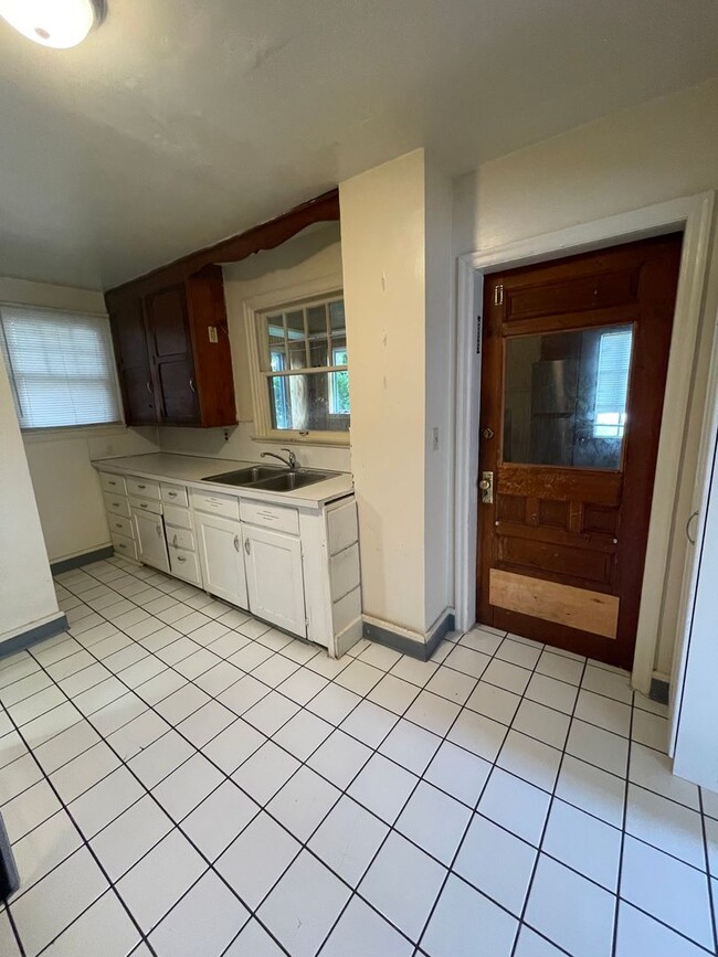 Building Photo - 4 bedroom 1 1/2 bath single family house with yard.