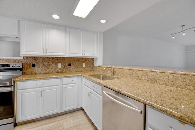 Building Photo - 324 Village Dr