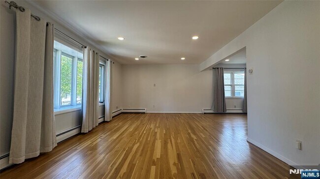 Building Photo - 566 Anderson