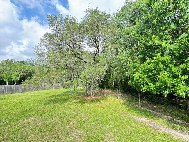 Building Photo - 879 Christmas Rd