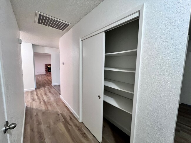 Building Photo - $2,595 Fresno St. & Bullard, 4 Bedroom House - E. Escalon Ave, Fresno