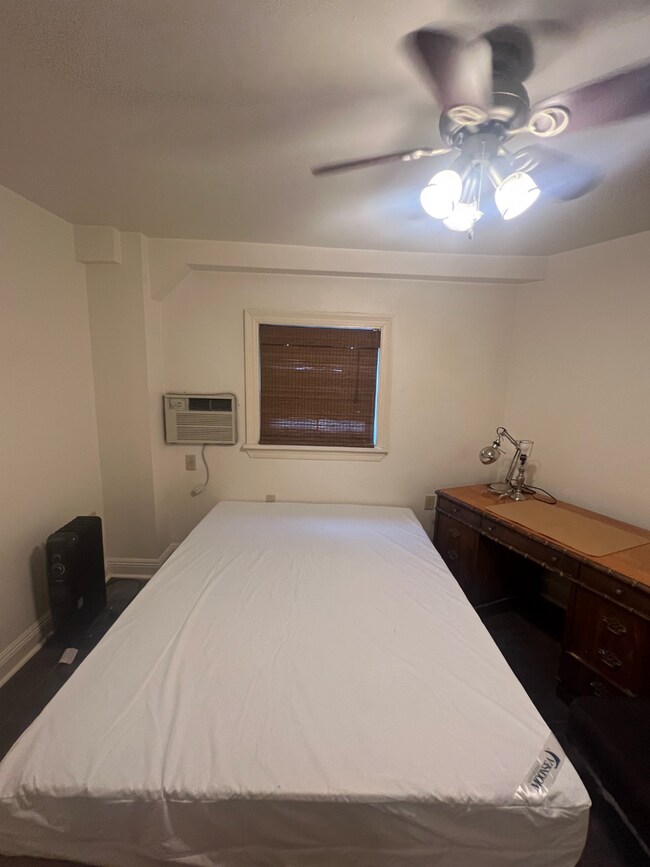 Building Photo - This 3bd/3ba is ON Broadway a Great Locati...