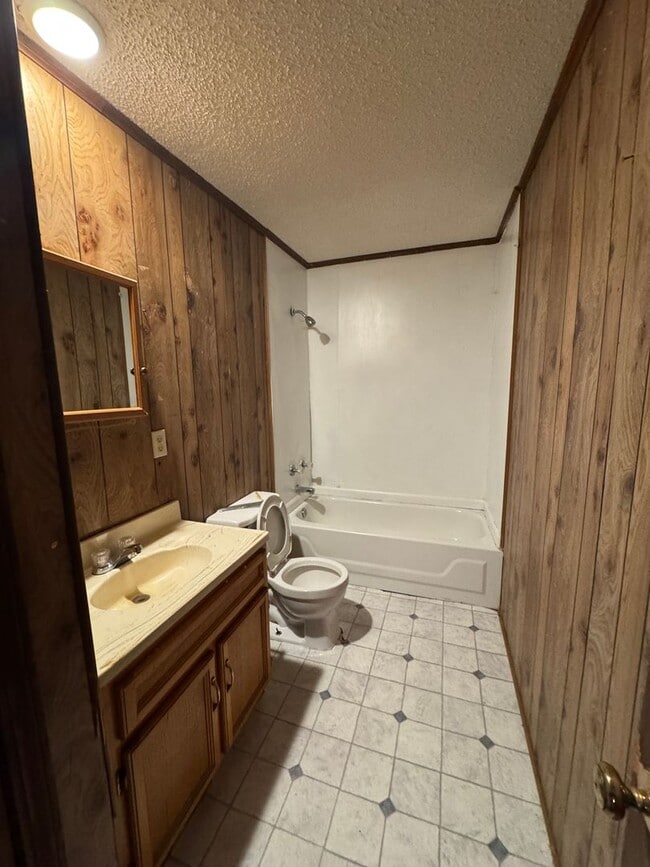 Building Photo - REMODELED 2 BED / 1 Bath Apartment in Truman.  READY NOW!