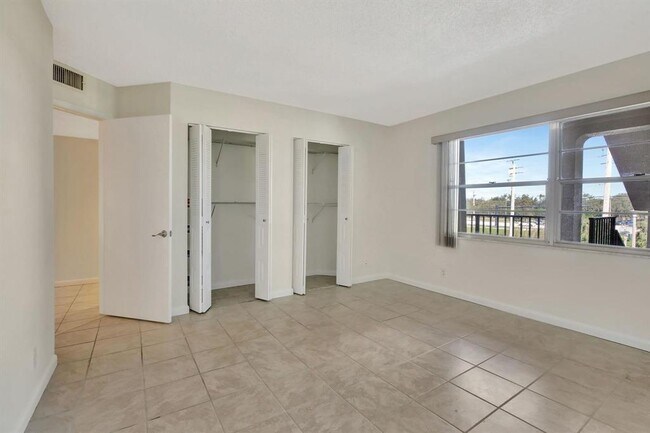 Building Photo - 1000 SW 125th Ave