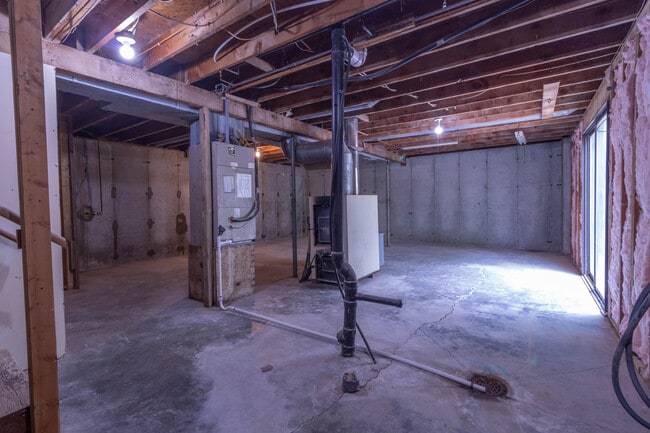 Building Photo - 5714 N Maple Ct