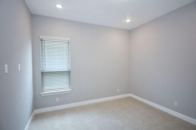 Building Photo - 1434 Oaklawn Dr