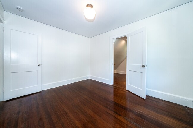 Building Photo - 162 Rockingstone Ave
