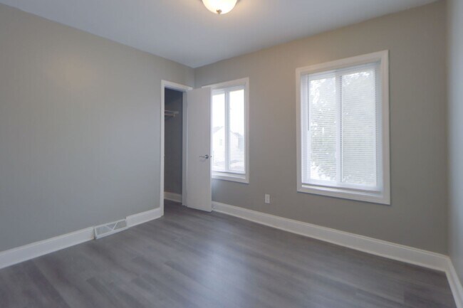 Building Photo - Spacious 3 Bedroom Sunnyside Duplex