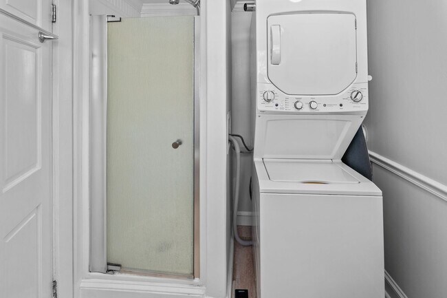 Building Photo - Monthly Rental — Stylish First-Floor Condo by Daffin Park with All-Inclusive Utilities