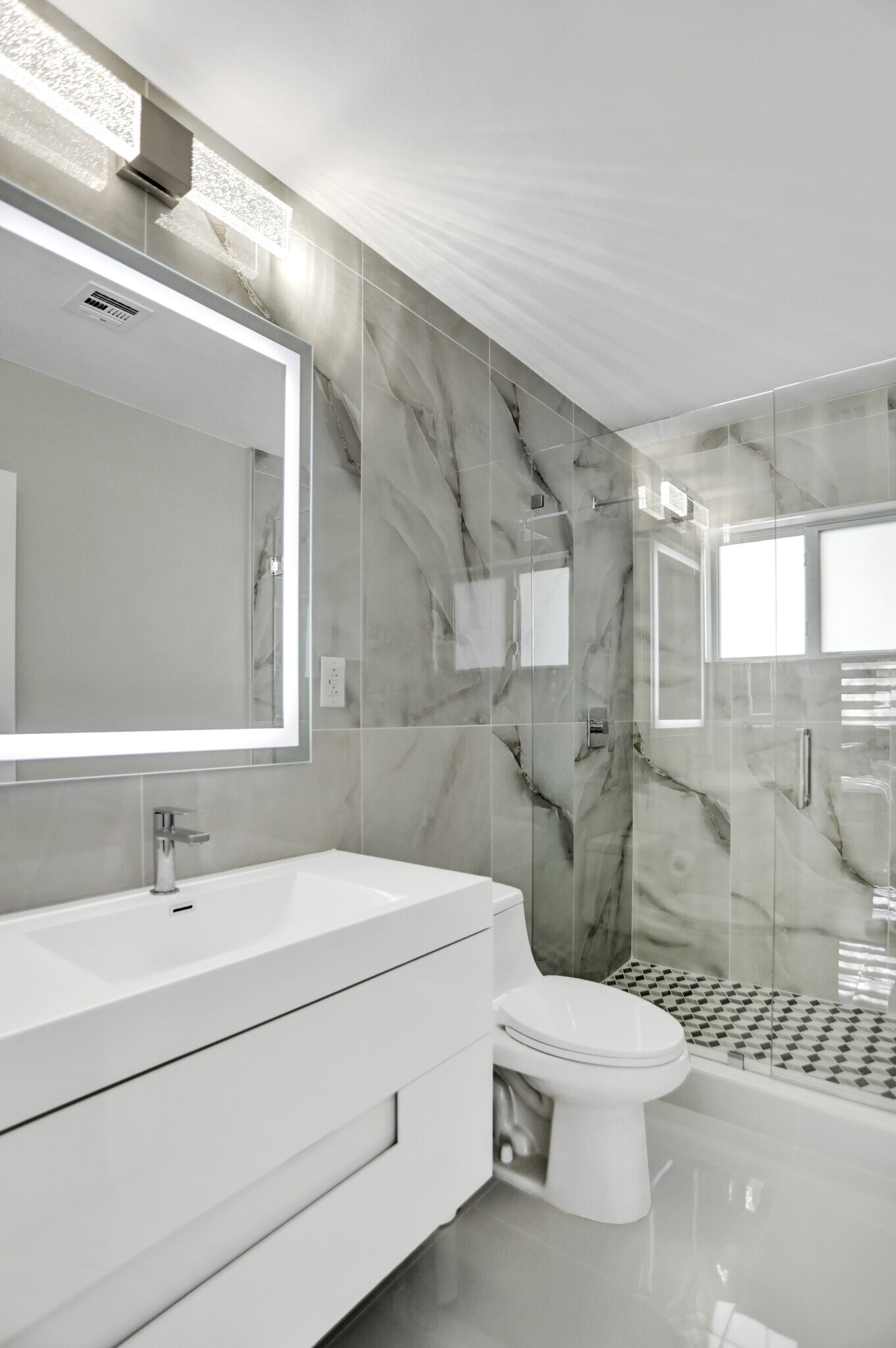 Building Photo - 491 SE 23rd Ave