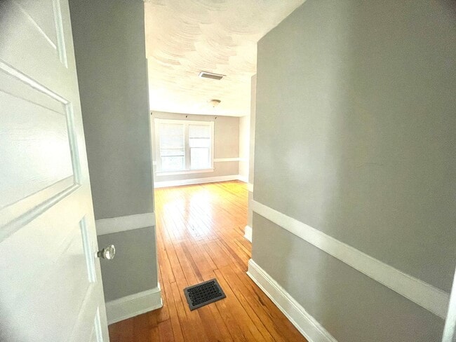 Building Photo - Stunning spacious 2nd floor apartment with Water View!