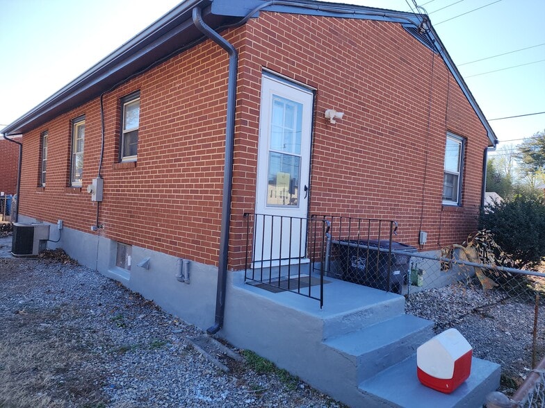 Building Photo - 3843 Plantation Rd NE