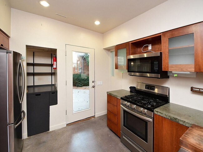 Building Photo - Cool House | 50% Off First Months Rent