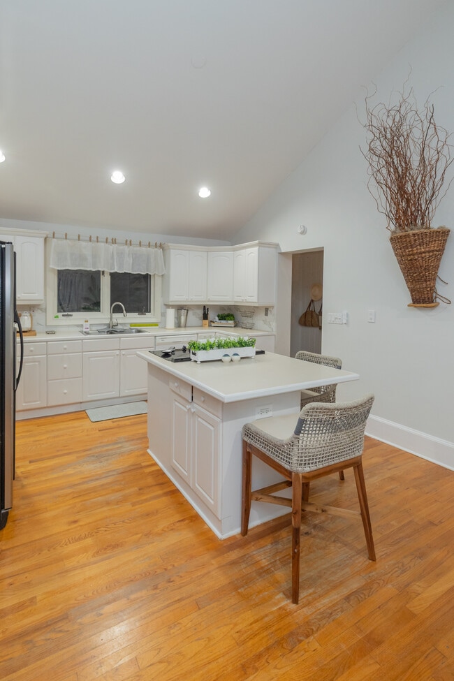 Building Photo - 944 Lakeview Dr