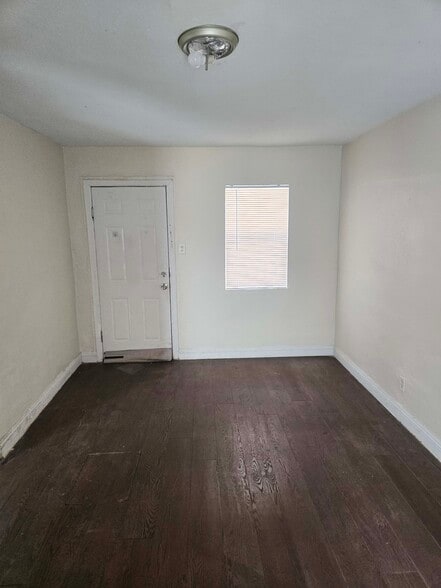 Building Photo - 413 W Van Buren Ave