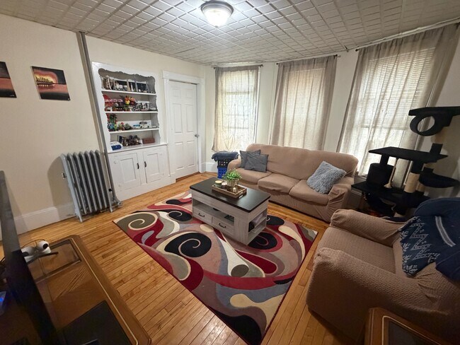 Building Photo - 429 Main St