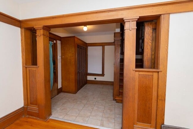 Building Photo - Near Northwest Neighborhood in South Bend 4 bedroom Craftsman style 2-story