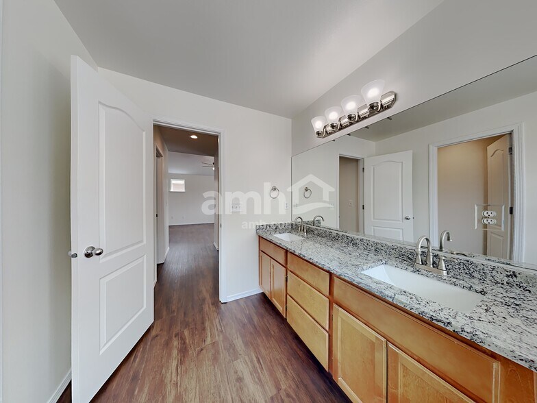 Building Photo - 304 Phoenix Ave SW