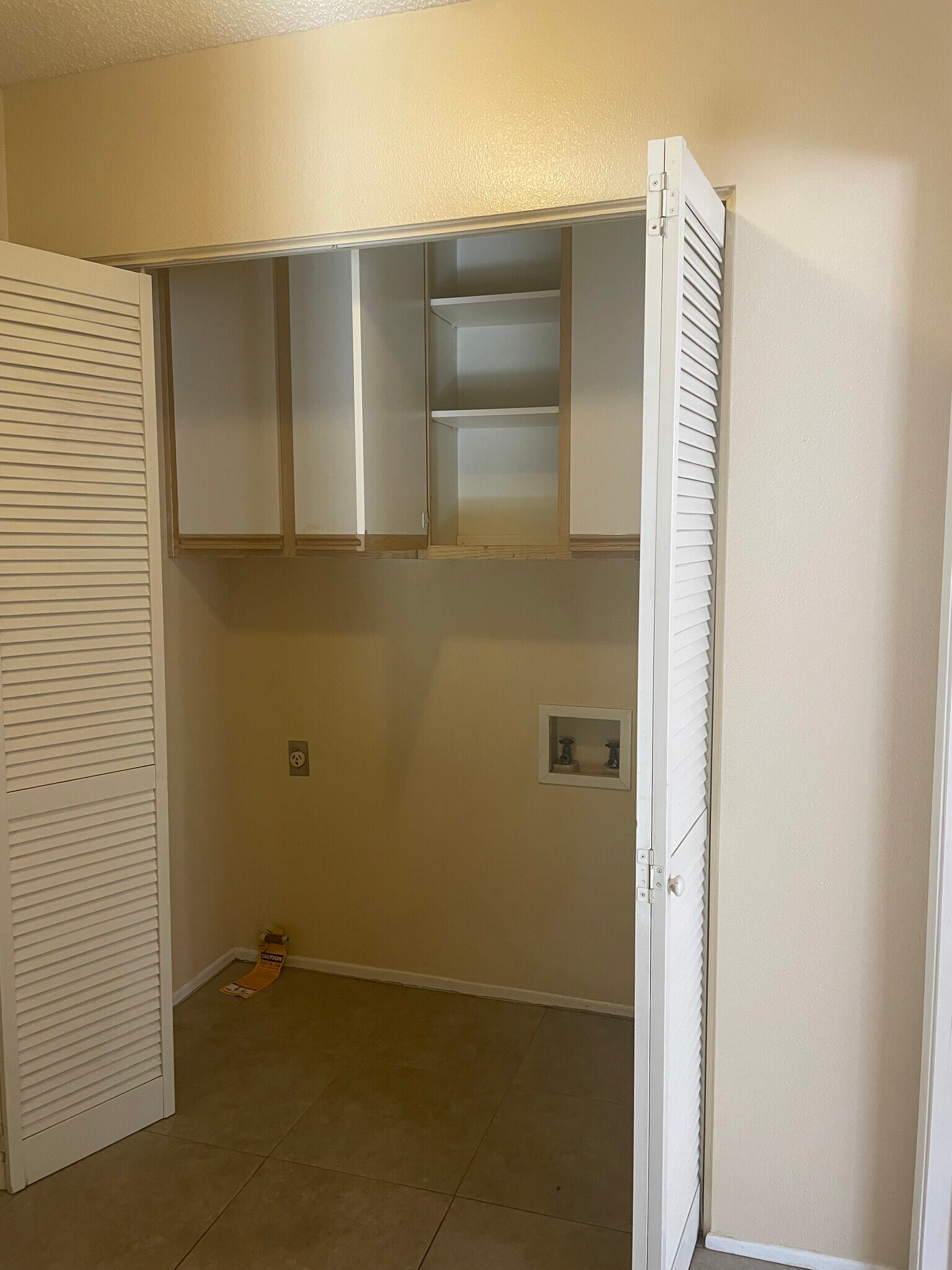 In unit Washer and dryer hookups - 44556 15th St E