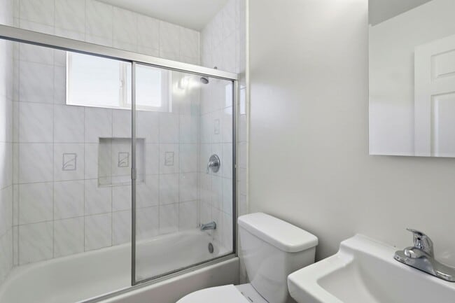 Building Photo - 662 Johanna Ave