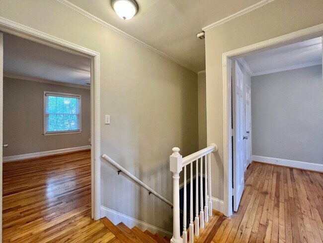 Building Photo - Freshly Painted Elizabeth Townhome