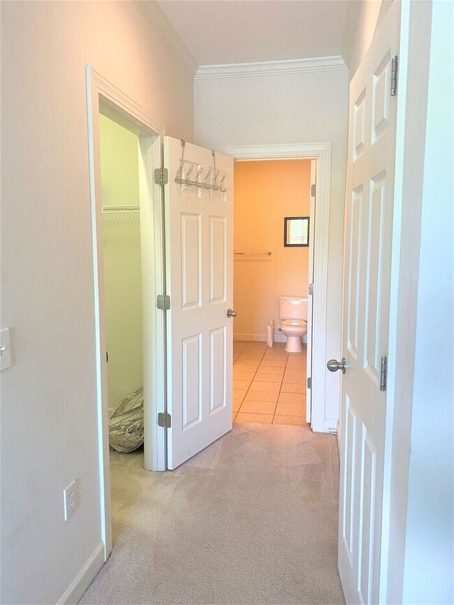 Building Photo - Furnished! Cozy one bedroom with large bed...