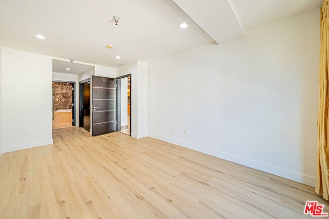 Building Photo - 702 Serrano Ave