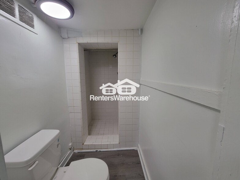 Building Photo - 1056 Regent St SW