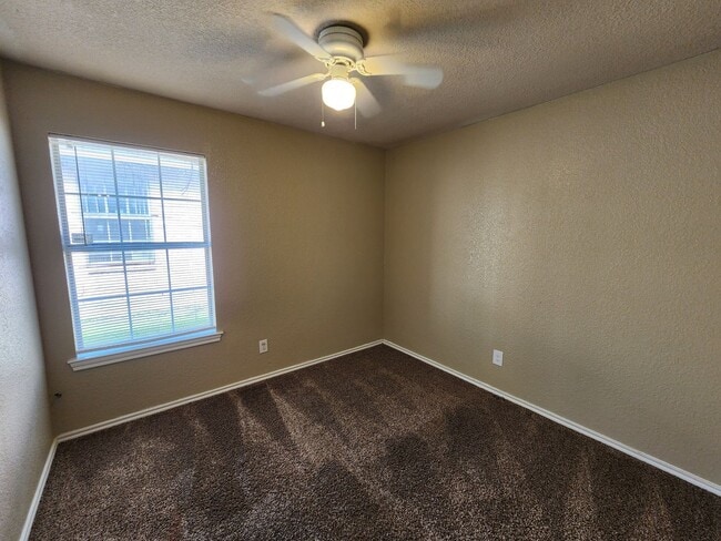 Building Photo - Roomy 3 Bedroom Duplex In S. Fort Worth