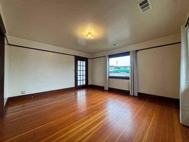 Building Photo - 1336 6th St