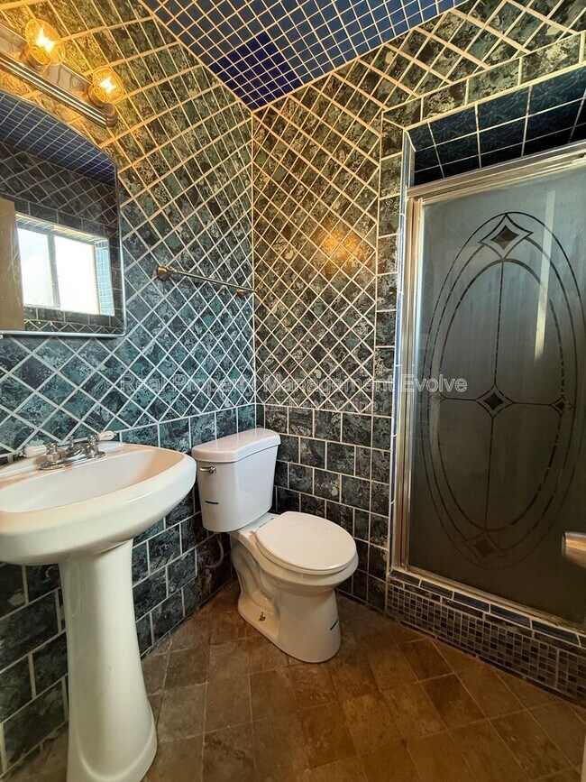 Building Photo - 3419 W Marshall Ave