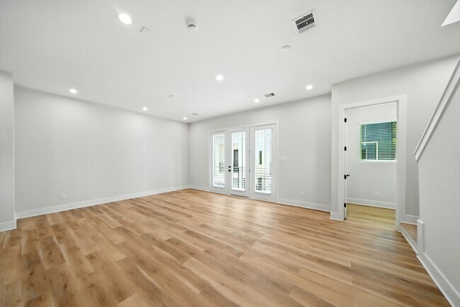 Building Photo - 2304 Hoskins Dr