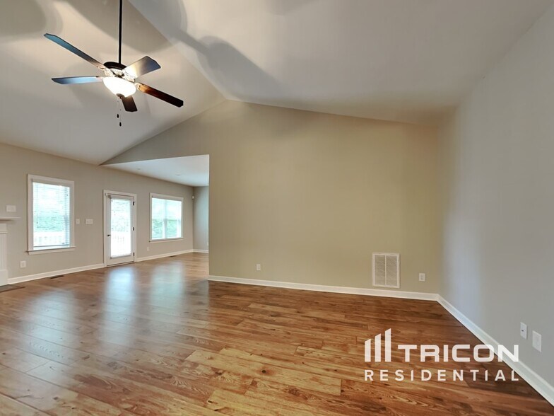 Building Photo - 189 Crystal Creek Dr