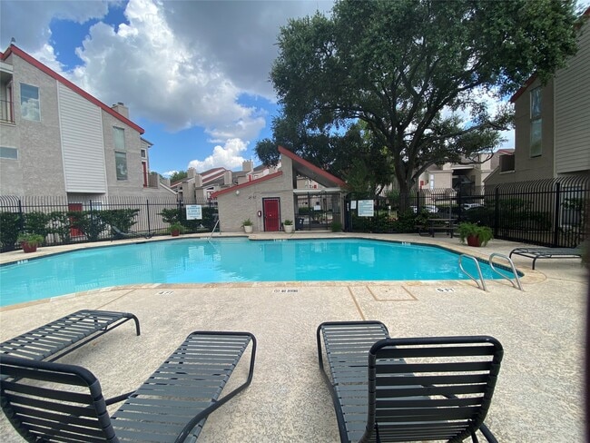 Building Photo - 10855 Meadowglen Ln