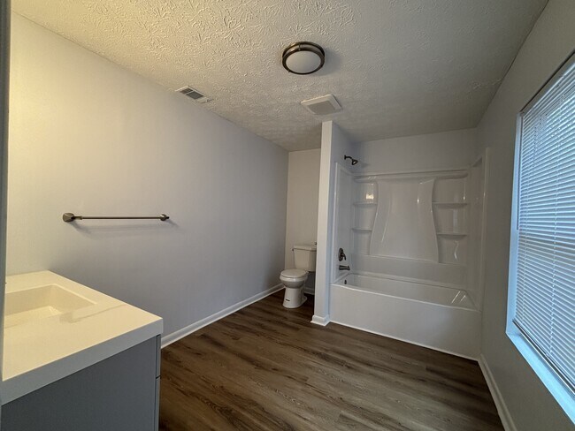 Building Photo - 345 Washington Dr