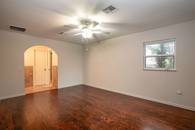 Building Photo - BEAUTIFUL 3 BEDROOMS SINGLE FAMILY HOME LO...