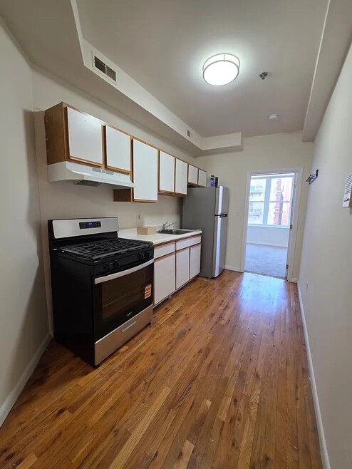 Building Photo - 530 Monroe St