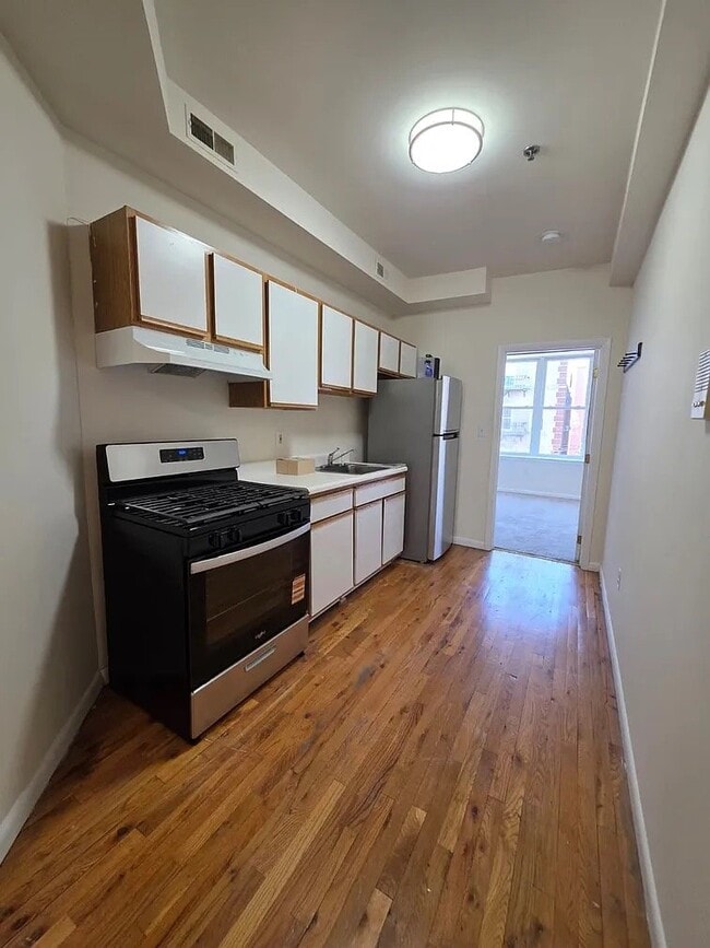 Building Photo - 530 Monroe St