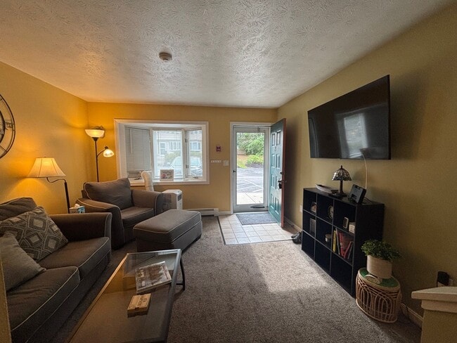 Building Photo - 266 Endicott St N