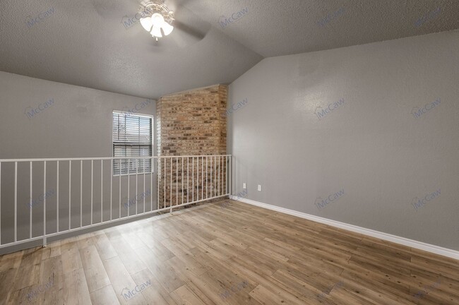 Building Photo - Beautiful 1/1.5 Town Home In Dallas!