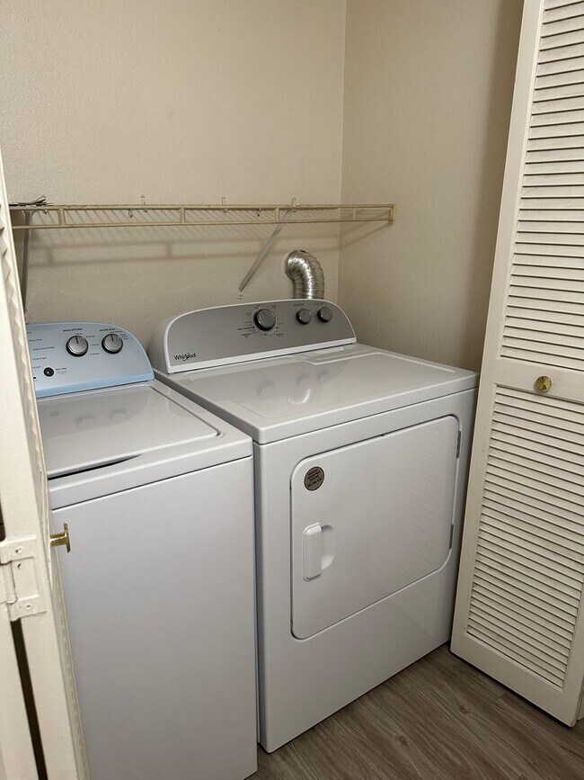 Building Photo - Great 2 bedroom 2 bathroom upstairs condo!