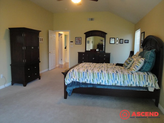 Building Photo - Spacious 4 Bed / 2 Bath Home in HOA Community with Gardening Included