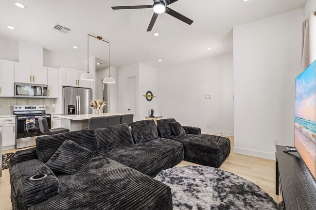 Building Photo - 6528 Weston St