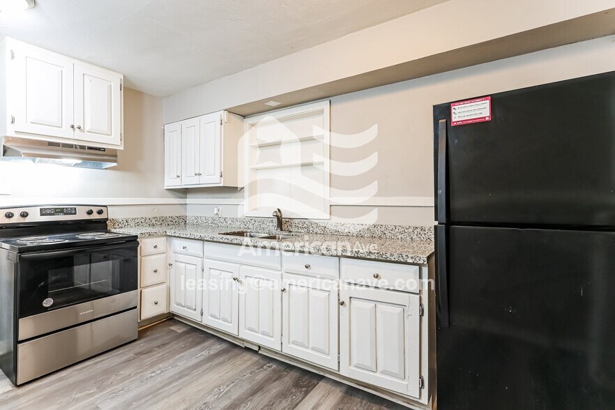 Building Photo - 2952 Woodside Dr